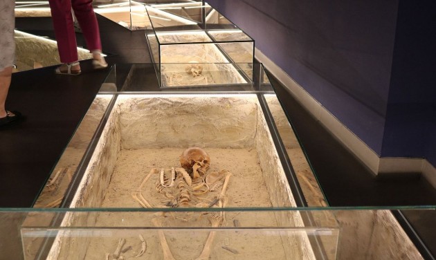 Fiktív temetővel mutatják be nyolcezer év történetét a szolnoki múzeumban