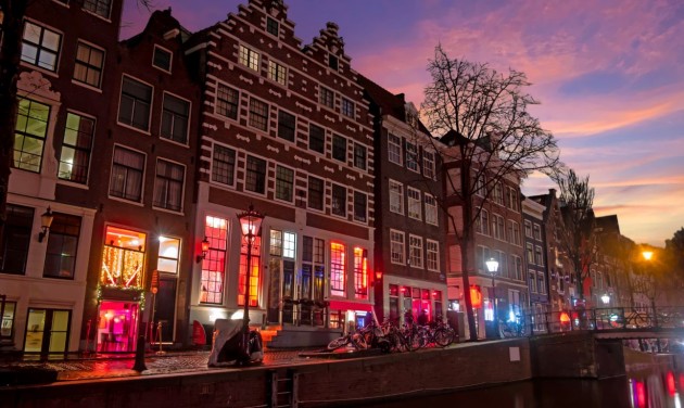 Büntetik a füvezést Amszterdam piros lámpás negyedének utcáin