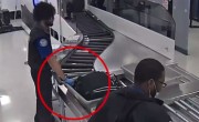 Videón, hogy lop két amerikai reptéri alkalmazott a poggyászellenőrzéskor