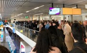 Folytatódik a reptéri káosz: törölt járatok, felfüggesztett jegyvásárlás, hosszú sorok
