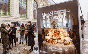 Borbás Marcsi által válogatott ünnepi ételekről nyílt fotókiállítás a Csikós-udvarban