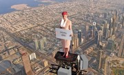 Ismét a világ legmagasabb épületének tetejéről üzent a légiutaskísérő – videó