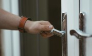 Jobbkéz-szabály az ajtók esetében: avagy mikor legyen jobbos vagy balos az ajtó?
