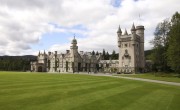 A brit királyi család először enged be látogatókat szeretett skóciai kastélyába