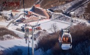 Amikor még síelés közben is szorosan a nyomodban vannak – orosz turisták élményei Észak-Koreában 