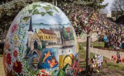 Kétméteres húsvéti óriástojás hirdeti a város nevezetességeit