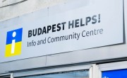 Ukrajnai menekülteknek nyílt információs iroda Budapest belvárosában