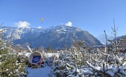 Téli labirintus készült a kidobott fenyőfákból Svájcban – videó
