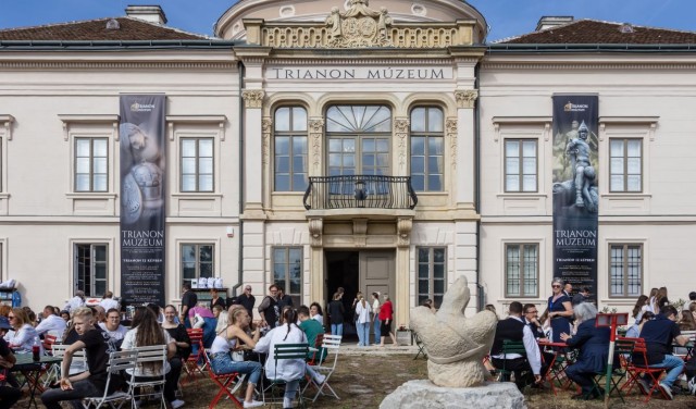 Modernizált kiállításokkal és kávézóval is bővült a megújult Trianon Múzeum