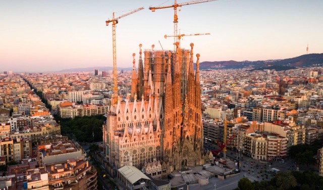 Elkészült a Sagrada Familia öt központi tornya – videó