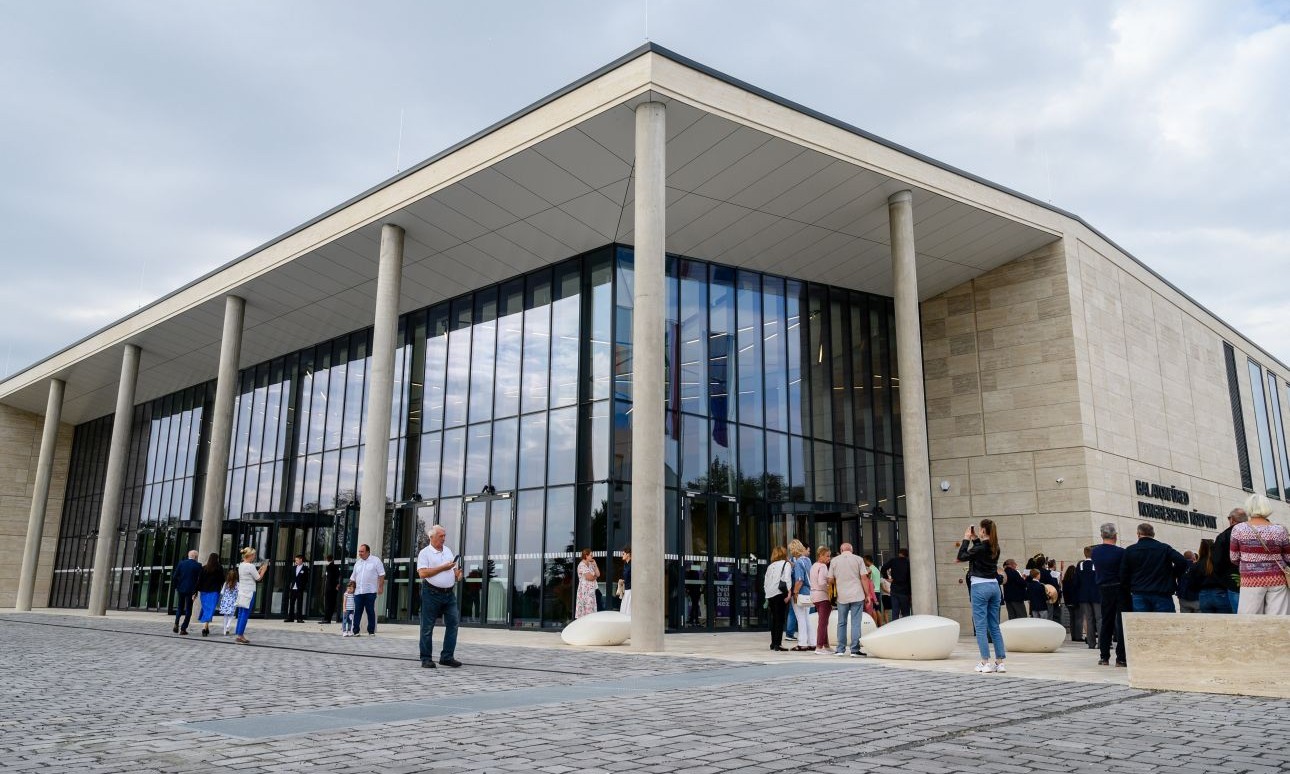 Átadták Balatonfüred új kongresszusi központját, amely egész évben töltheti a szállodákat