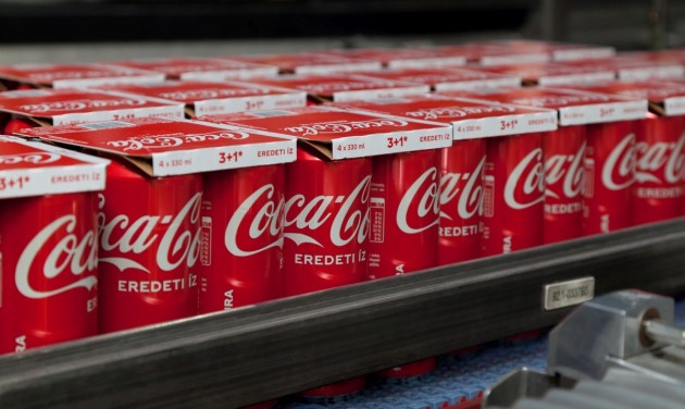 Újrahasznosított kartonra cseréli a zsugorfóliát a Coca-Cola