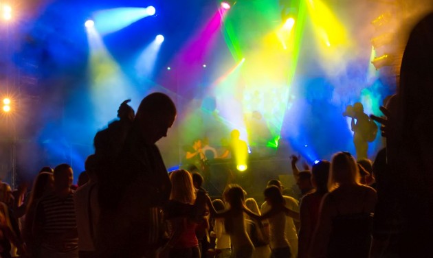 Franciaországban tilos lesz az ünnepek alatt táncolni az éttermekben és a bárokban