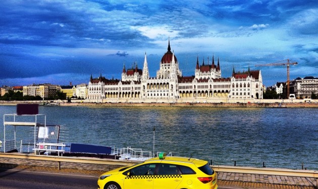 Tíz százalékkal drágul a taxizás Budapesten