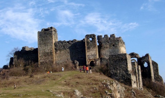 Leomlott a solymosvári várrom egyik fala, a hatóságok egymást okolják