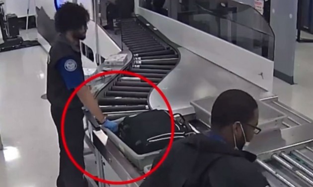 Videón, hogy lop két amerikai reptéri alkalmazott a poggyászellenőrzéskor