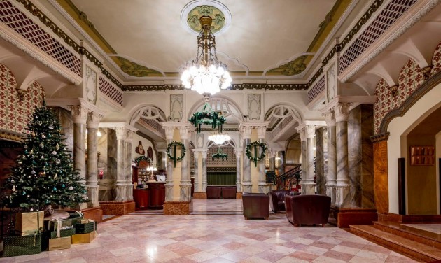 Rászorulóknak ajándékozzák Pécs ikonikus szállodájának berendezését