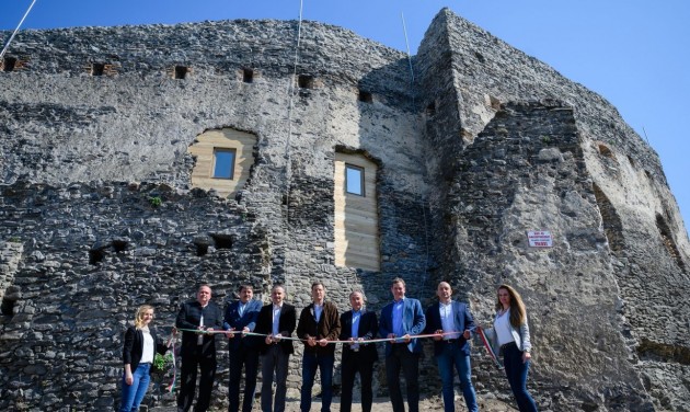 Átadták a megújult somlói várat az ország legkisebb történelmi borvidékén