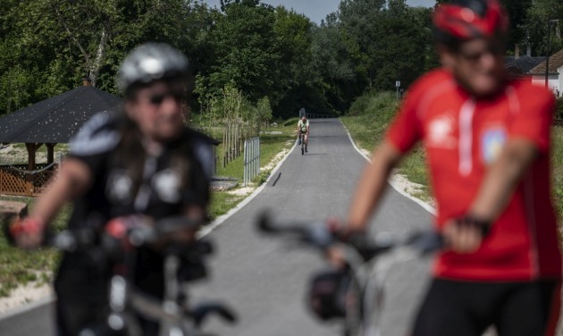 Külföldi turistákat hozhat a Dunaalmás és Neszmély között átadott kerékpárút