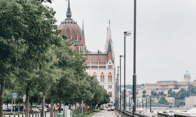 Duna-parti sétányt alakítanak ki a Margit híd és a Parlament között