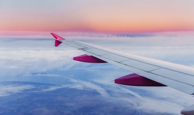 Papírfecnire írt módosított ülőhelyeket nyomott a Wizz Air több utasa kezébe