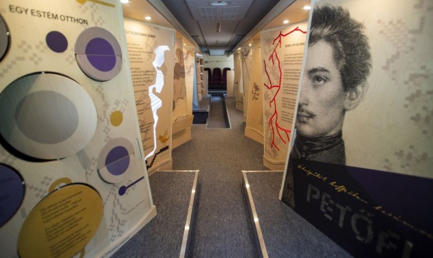Múzeumbuszos vándorkiállítás járja az országot a Petőfi Sándor-emlékévben
