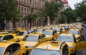 Már a taxis szakszervezet szerint is elég a forgalomlassításból