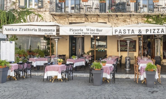 A hétfői zárlat előtt megrohanták a bárokat és a fodrászokat Olaszországban