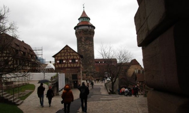 Turistaáradat Nürnberg jelképénél