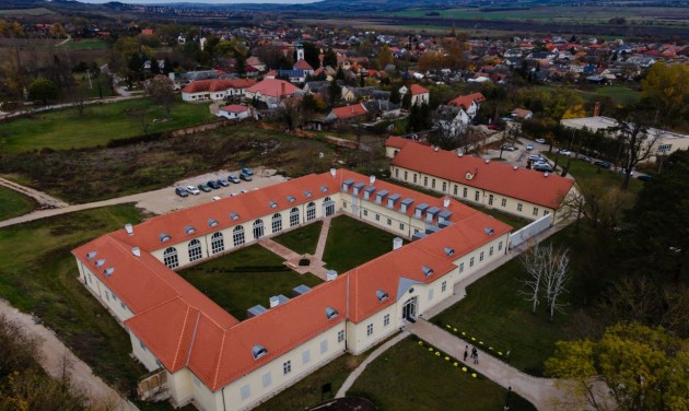 Átadták a Károlyi-kastély felújított lovardaépületét