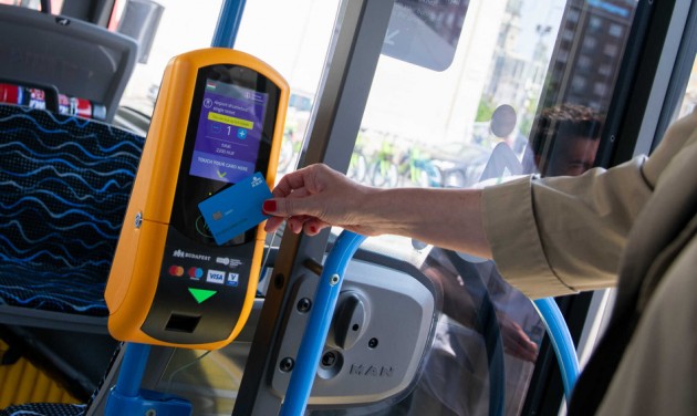 Új digitális jegyvásárlási rendszert tesztelnek a reptéri buszjáraton