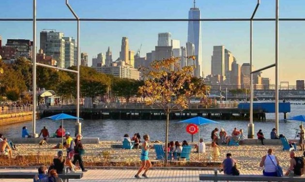 Új attrakció New Yorkban: átadták Manhattan első homokos strandját – videó