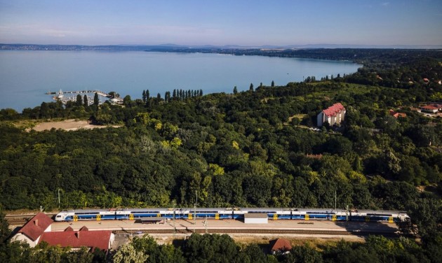Több mint hatszázezren utaztak vonattal a Balatonhoz a szezon első hónapjában