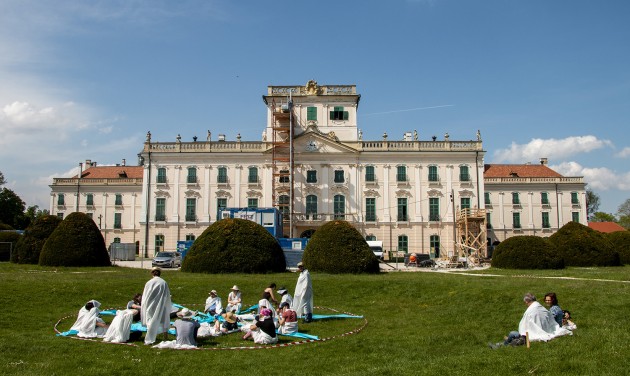 Kertművészeti flashmobot rendeztek a fertődi Esterházy-kastélyban