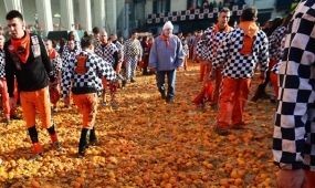 Népszerű turistaattrakció az olasz narancsháború
