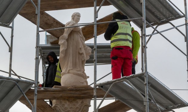 Visszahelyezték Kolozsvár belvárosába Erdély egyik legrégebbi fogadalmi szobrát