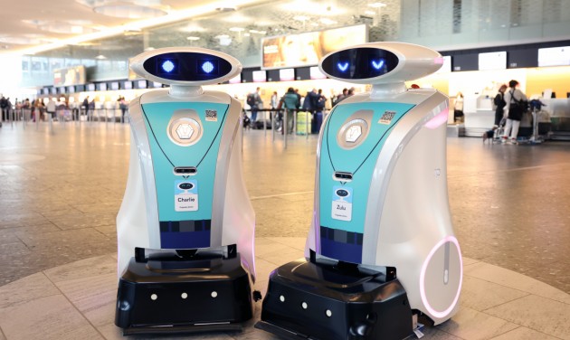 Takarít és cseveg az utasokkal a zürichi repülőtér két robotja