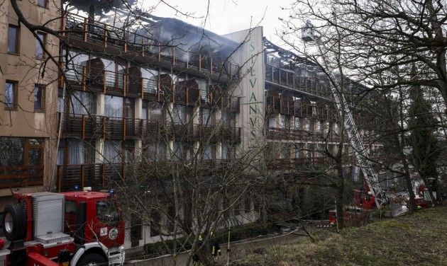 Jelentős kárt okozott a tűz a visegrádi Hotel Silvanusban, nyilatkozik az igazgató – videó