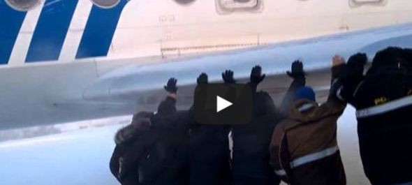Utasok toltak meg egy repülőt Szibériában – videóval