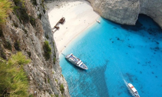 Elmoshatja a víz a görög sziget népszerű látványosságát