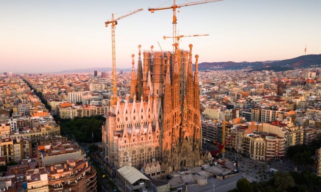Elkészült a Sagrada Familia öt központi tornya – videó