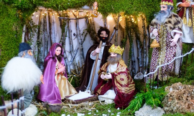 Guba Rózsa betleheme és karácsonyi babái a Platthy-kastélyban