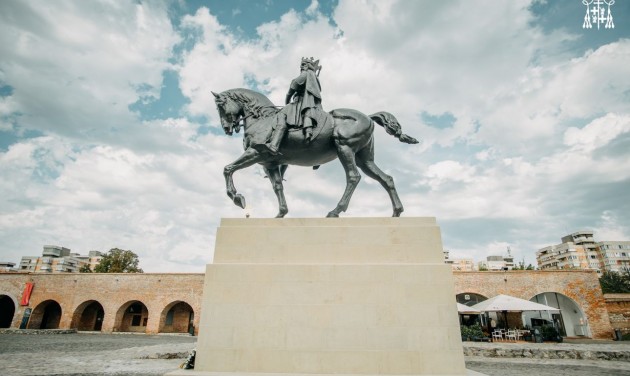 Már a nagyközönség is láthatja Szent László lovas szobrát Nagyváradon
