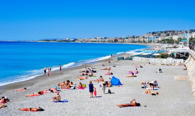 Franciaország betiltja a dohányzást a strandokon és a parkokban