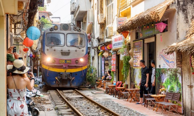 Kitiltják a turistacsoportokat Hanoi híres Train Streetjéről – videó