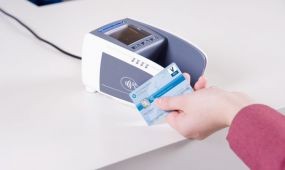 A SIX Payment Services technológiai tapasztalatán alapul az első érintésmentes (contactless) svájci készpénzkártya