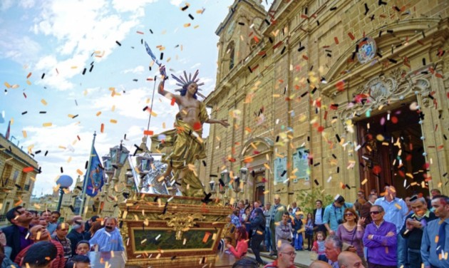 Máltán a turisták is aktív résztvevői a húsvéti hagyományoknak 