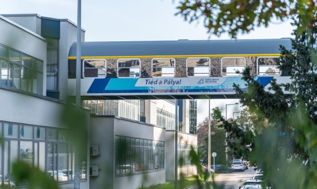 Megújult az ikonikus vasúti kocsi függőhíd a győri egyetemen