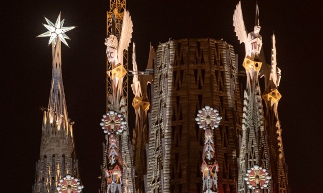 A Sagrada Familia új tornyai először kaptak díszkivilágítást