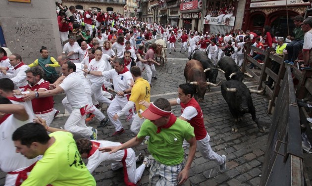 Pamplonában újra elkezdődött az őrült bikafuttatás
